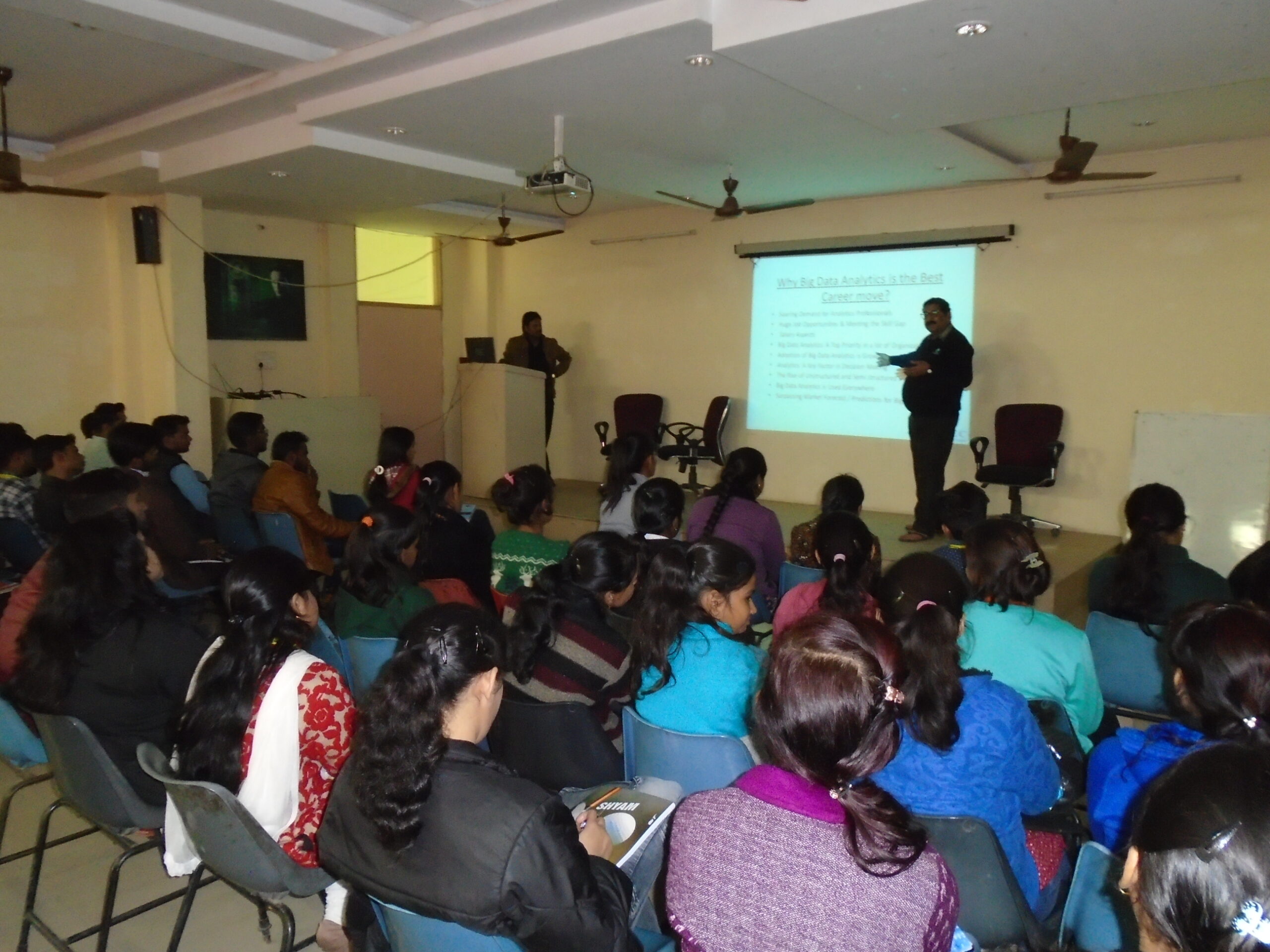 Best Engineering colleges in Kanpur classrooms